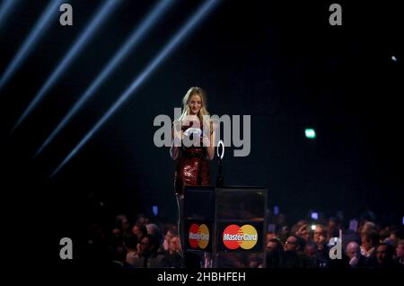 Rosie Huntington-Whiteley présente le prix du meilleur succès mondial sur scène lors des Brit Awards 2014 à l'Arena O2, Londres. Banque D'Images