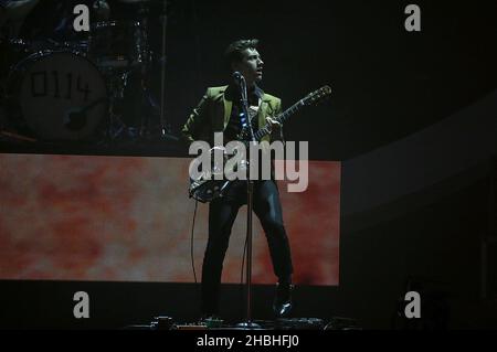 Alex Turner des Arctic Monkeys se produit sur scène lors des Brit Awards 2014 à l'Arena O2, Londres. Banque D'Images