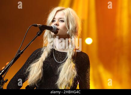 Nina Nesbitt se produit sur scène au NCS Live Yes à la Brixton Academy de 02 à Londres. Banque D'Images