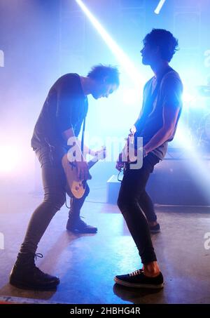 Michael Clifford et Calum Hood de 5 secondes d'été au Shepherd's Bush Empire de Londres en 02. Banque D'Images