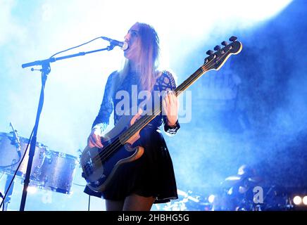 Este Haim se produit sur scène avec Haim à la Brixton Academy de 02 à Londres. Banque D'Images