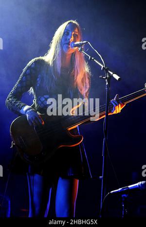 Este Haim se produit sur scène avec Haim à la Brixton Academy de 02 à Londres. Banque D'Images