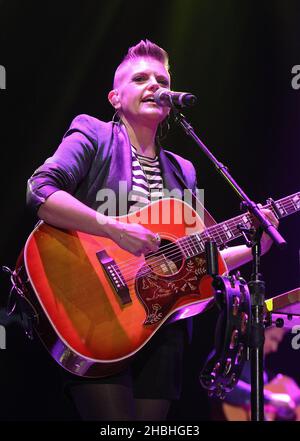 Natalie mains des Dixie Chicks se produit sur scène au Country to Country Festival à l'Arena 02 de Londres. Banque D'Images