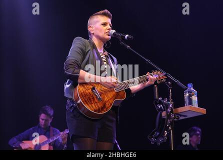 Natalie mains des Dixie Chicks se produit sur scène au Country to Country Festival à l'Arena 02 de Londres. Banque D'Images