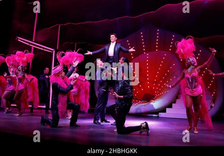 Nigel Harman comme Simon Cowell en train de jouer pendant un photocall pour la comédie musicale X Factor Je ne peux pas Sing!Au London Palladium dans le centre de Londres. Banque D'Images