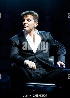 Nigel Harman comme Simon Cowell en train de jouer pendant un photocall pour la comédie musicale X Factor Je ne peux pas Sing!Au London Palladium dans le centre de Londres. Banque D'Images