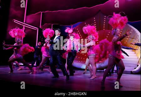 Nigel Harman comme Simon Cowell en train de jouer pendant un photocall pour la comédie musicale X Factor Je ne peux pas Sing!Au London Palladium dans le centre de Londres. Banque D'Images