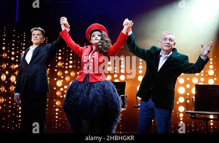 (De gauche à droite) Nigel Harman comme Simon Cowell, Victoria Elliott comme Jordy, Ashley Knight comme Louis Walsh en train de jouer pendant un phocall pour le X Factor musical Je ne peux pas Sing!Au London Palladium dans le centre de Londres. Banque D'Images