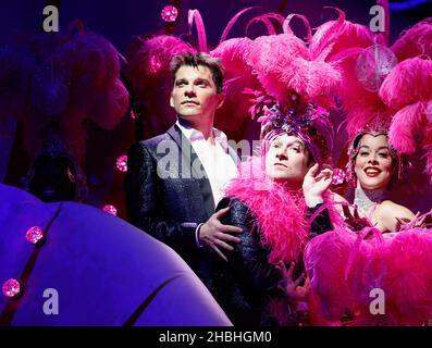 Nigel Harman comme Simon Cowell en train de jouer pendant un photocall pour la comédie musicale X Factor Je ne peux pas Sing!Au London Palladium dans le centre de Londres. Banque D'Images