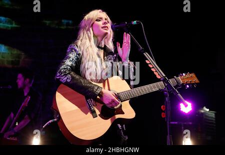 Nina Nesbitt joue au Shepherd's Bush Empire à Londres. Banque D'Images