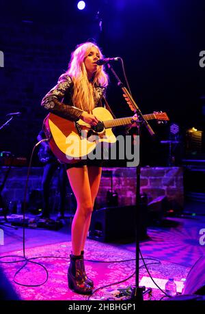 Nina Nesbitt joue au Shepherd's Bush Empire à Londres. Banque D'Images