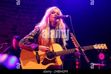 Nina Nesbitt joue au Shepherd's Bush Empire à Londres. Banque D'Images