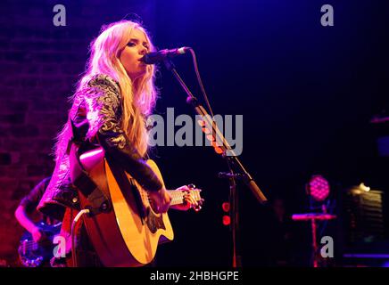 Nina Nesbitt joue au Shepherd's Bush Empire à Londres. Banque D'Images