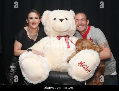 Sam Bailey et Jeremy Joseph sont les coulisses du G-A-y Heaven à Londres. Banque D'Images