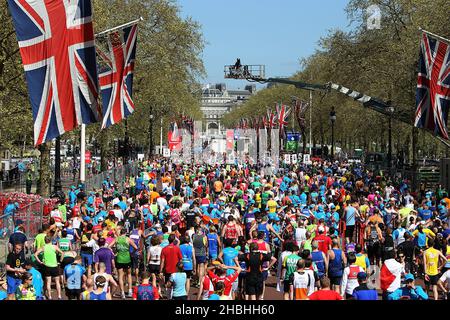 Vues générales vers l'entrée du Mall avec les coureurs quittant la ligne d'arrivée du Marathon de Londres Virgin Money sur le Mall à Londres. Banque D'Images