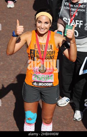 Laura White avec une médaille à la ligne d'arrivée du marathon de Londres Virgin Money sur le Mall de Londres. Banque D'Images