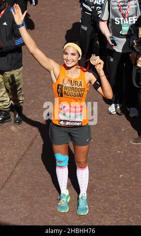 Laura White avec une médaille à la ligne d'arrivée du marathon de Londres Virgin Money sur le Mall de Londres. Banque D'Images