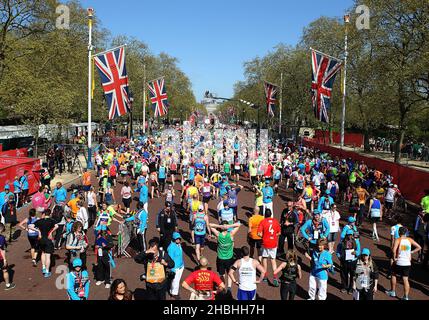 Vues générales vers l'entrée du Mall avec les coureurs quittant la ligne d'arrivée du Marathon de Londres Virgin Money sur le Mall à Londres. Banque D'Images