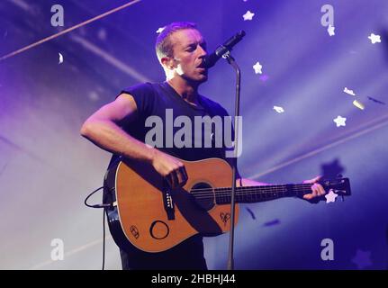 Chris Martin de Coldplay se produit sur scène lors du festival Big Weekend de la BBC radio 1 sur Glasgow Green à Glasgow, en Écosse. Banque D'Images