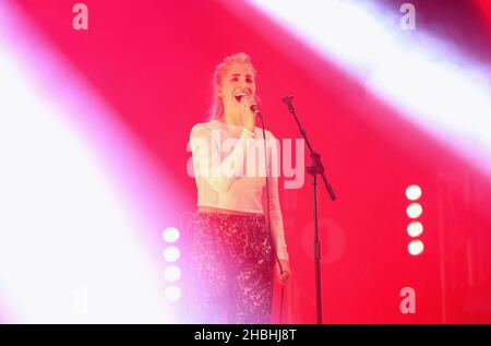 Hannah Reid, de London Grammar, se produit sur scène lors du festival du Big Weekend de la BBC radio 1 sur Glasgow Green à Glasgow, en Écosse. Banque D'Images