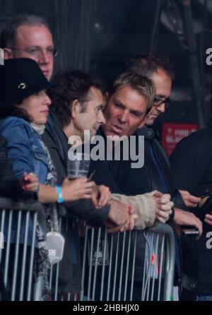 Shane Warne sur le côté de la scène en attendant qu'Aerosmith se déroule au Calling Festival sur Clapham Common à Londres. Banque D'Images