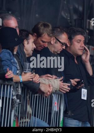 Shane Warne sur le côté de la scène en attendant qu'Aerosmith se déroule au Calling Festival sur Clapham Common à Londres. Banque D'Images