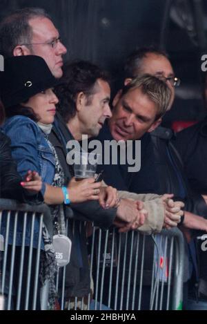 Shane Warne sur le côté de la scène en attendant qu'Aerosmith se déroule au Calling Festival sur Clapham Common à Londres. Banque D'Images