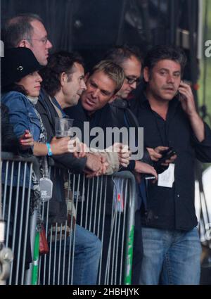 Shane Warne sur le côté de la scène en attendant qu'Aerosmith se déroule au Calling Festival sur Clapham Common à Londres. Banque D'Images