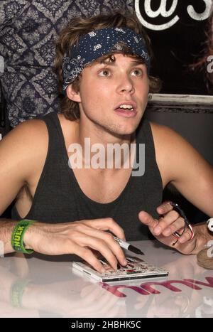 Ashton Irwin de 5 secondes de signature d'été à HMV Oxford Circus à Londres. Banque D'Images