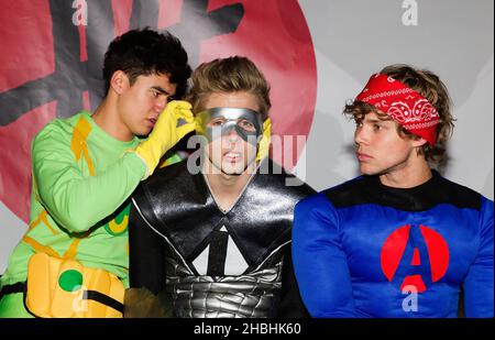 EXCLUSIF - Calum Hood, Luke Hemmings et Ashton Irwin de 5 secondes d'été sur scène après leur descente en cascades dans un site de Londres. Banque D'Images