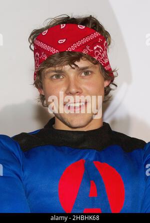 EXCLUSIF - Ashton Irwin de 5 secondes d'été sur scène après une descente en rappel dans un site de Londres. Banque D'Images