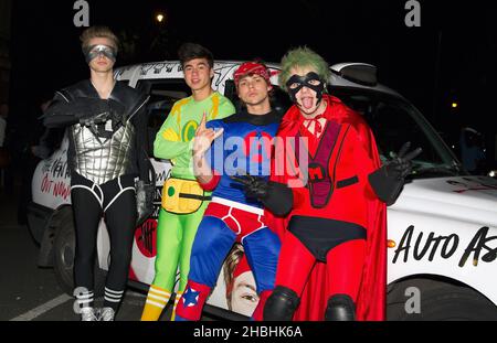 EXCLUSIF - Luke Hemmings, Calum Hood, Ashton Irwin et Michael Clifford de 5 secondes d'été arrivent en taxi à un site de Londres. Banque D'Images