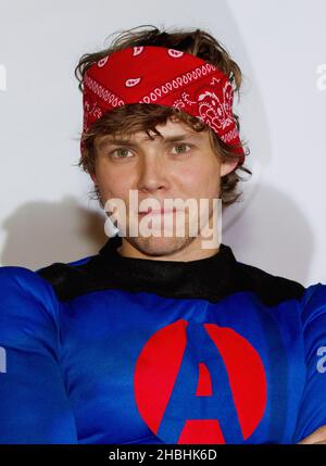 EXCLUSIF - Ashton Irwin de 5 secondes d'été sur scène après une descente en rappel dans un site de Londres. Banque D'Images