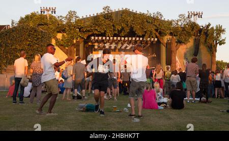 Arcade Fire Stage et vue générale de la foule à l'heure d'été britannique à Hyde Park à Londres. Banque D'Images