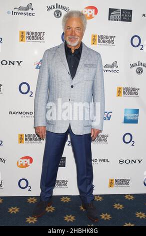 Sir Tom Jones arrive aux prix Silver Clef 02 de Noroff Robbins au London Hilton Park Lane Hotel Banque D'Images