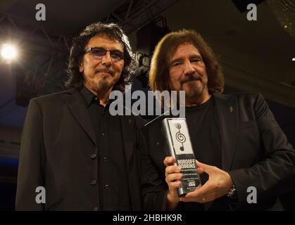 Tony Iommi et Geezer Butler de Black Sabbath avec le prix AEG Live Ambassadors of Rock aux prix Noroff Robbins 02 Silver Clef au London Hilton Park Lane Hotel à Londres. Banque D'Images