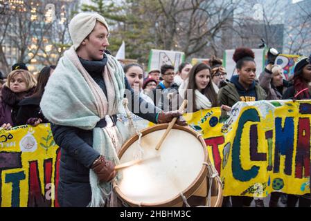 Toronto, Canada - le 29 novembre 2015 : marche du batteur sur le climat mondial à Toronto.Des centaines de mars demandant au gouvernement d'agir réellement sur les émissions an Banque D'Images