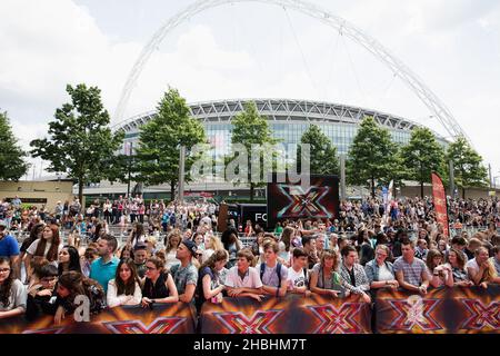 Vue générale de la foule en face du stade Wembley à la X Factor Auditions à la Wembley Arena, Londres. Banque D'Images