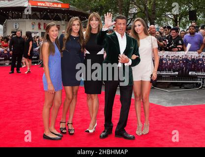 Sylvester Stallone, sa femme et sa famille assistant à la première mondiale des biens 3 à l'Odeon à Leicester Square, Londres. Banque D'Images