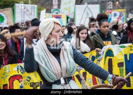 Toronto, Canada - le 29 novembre 2015 : marche du batteur sur le climat mondial à Toronto.Des centaines de mars demandant au gouvernement d'agir réellement sur les émissions an Banque D'Images