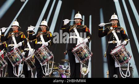 Le groupe des Marines royales se présentant sur scène à la cérémonie de clôture des Jeux Invictus au parc Queen Elizabeth à l'est de Londres. Banque D'Images