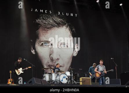 James Blunt se produit sur scène lors de la cérémonie de clôture des Jeux Invictus au parc Queen Elizabeth à l'est de Londres. Banque D'Images