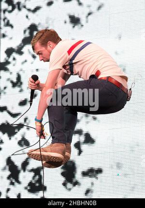 Ricky Wilson, du Kaiser Chiefs, se produit sur scène lors de la cérémonie de clôture des Jeux Invictus au parc Queen Elizabeth à l'est de Londres. Banque D'Images