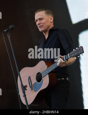 Bryan Adams se produit sur scène lors de la cérémonie de clôture des Jeux Invictus au parc Queen Elizabeth à l'est de Londres. Banque D'Images