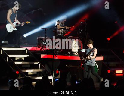 James McVey et Bradley Simpson des VAMPS se produit à l'Eventim Hammersmith Apollo de Londres. Banque D'Images