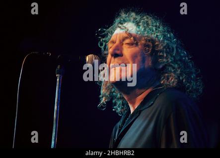 L'ancien chef de groupe de Zeppelin Robert Plant et son groupe The Strange sensation promeuvent leur album actuel 'Mighty Rearranger' sur scène au Hammersmith Palais le 3 décembre 2005 à Londres Banque D'Images