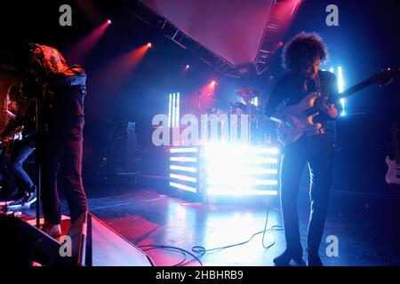 Julian Casablancas et Albert Hammond Junior de New York groupe indépendant les courses jouent leur première date de Londres de la tournée britannique faisant la promotion de leur troisième album 'First Impressions of Earth', sorti en janvier 9, à Shepherds Bush Empire à Londres. Banque D'Images