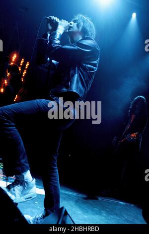 Julian Casablancas de New York groupe indépendant les coups jouent leur première date de Londres de la tournée britannique faisant la promotion de leur troisième album 'First Impressions of Earth', sorti en janvier 9, à Shepherds Bush Empire à Londres. Banque D'Images