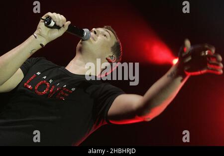 Le chanteur de blues Lee Ryan interprète et promeut son dernier single, quand je pense à vous, à Shepherds Bush Empire à Londres. Banque D'Images