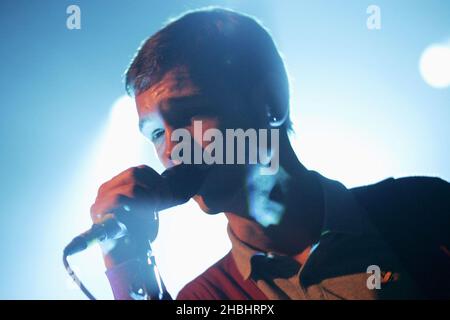 Sam Preston du quatuor indé-pop de Brighton l'ordinaire Boys se produit sur scène dans le cadre du Shockwaves NME Awards Show à l'Astoria de Londres. Banque D'Images